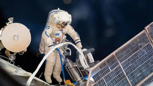 فضانوردان روس پیاده روی 7 ساعته در فضا انجام دادند
