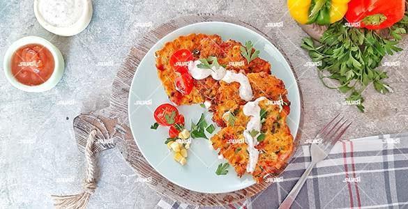 طرز تهیه کوکو ذرت (فریتر ذرت)؛ با سس مخصوص!
